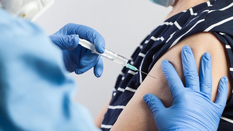 Минздравом принято решение о продлении кампании вакцинации против гриппа и коронавирусной инфекции